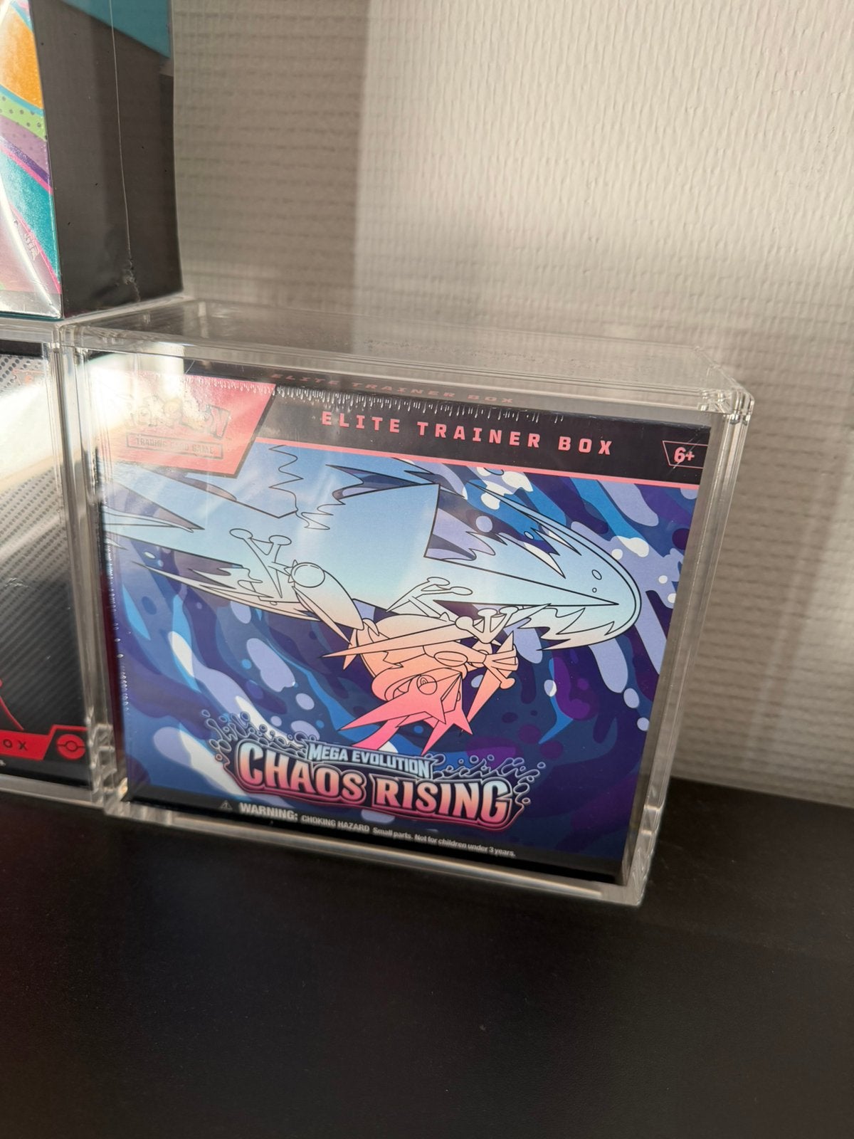 Pokemon chaos rising ETB acryl case, Ophalen of Verzenden, Zo goed als nieuw, Meerdere kaarten, Foil