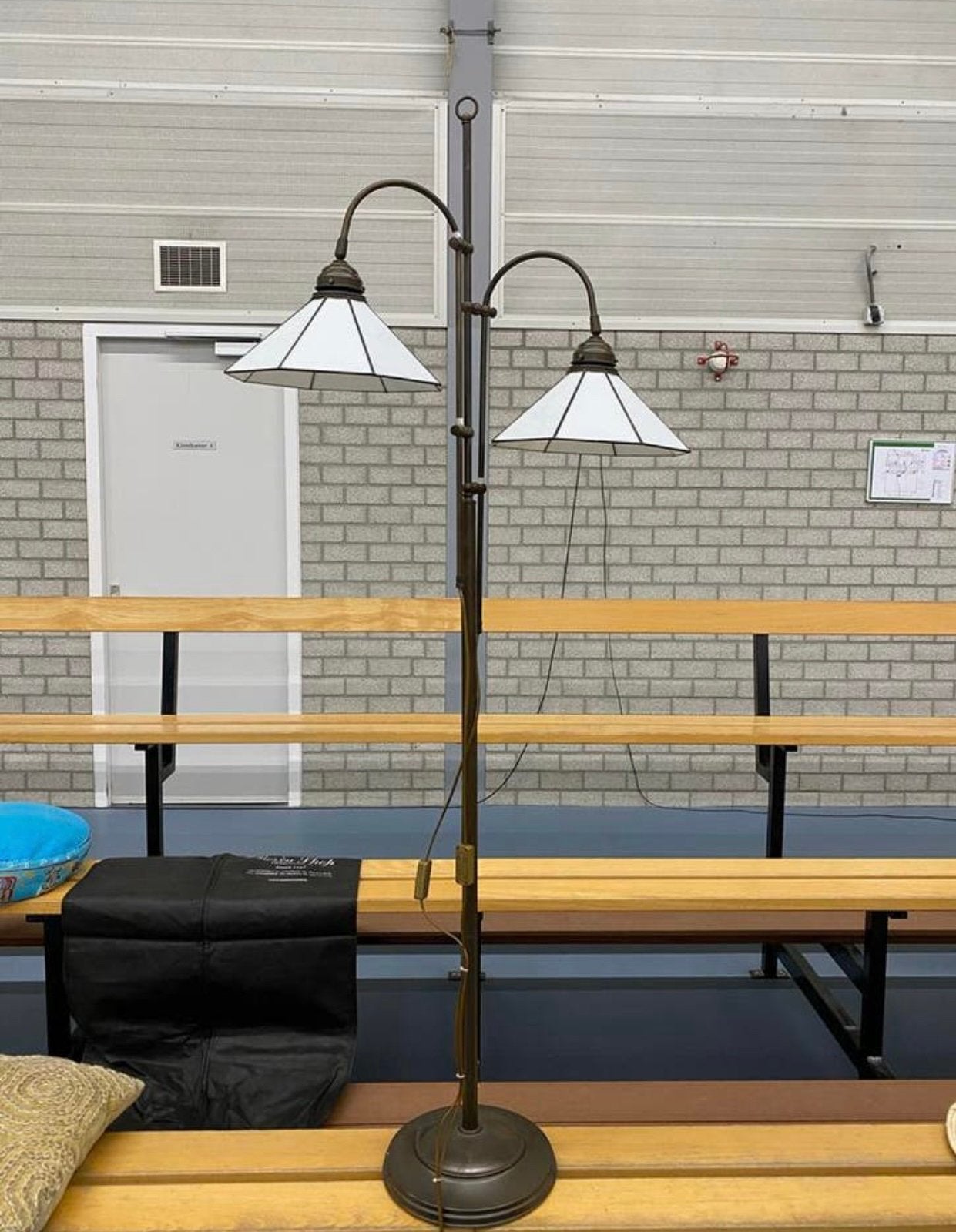 Vintage Vloerlamp met Twee Glazen Kappen, Huis en Inrichting, Lampen | Vloerlampen, Ophalen of Verzenden, Gebruikt, Metaal, 150 tot 200 cm