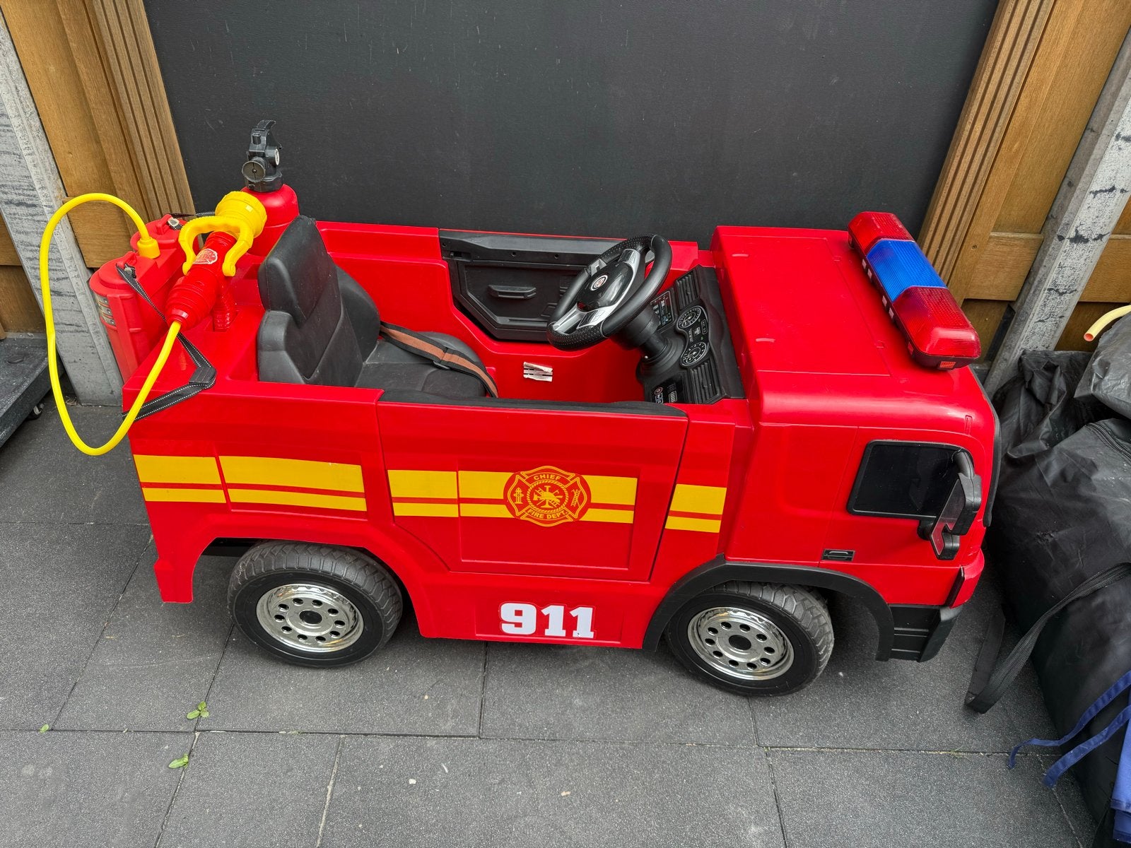 Elektrische brandweerauto voor kinderen, Kinderen en Baby's, Speelgoed | Speelgoedvoertuigen, Ophalen, Gebruikt, Afstandsbediening