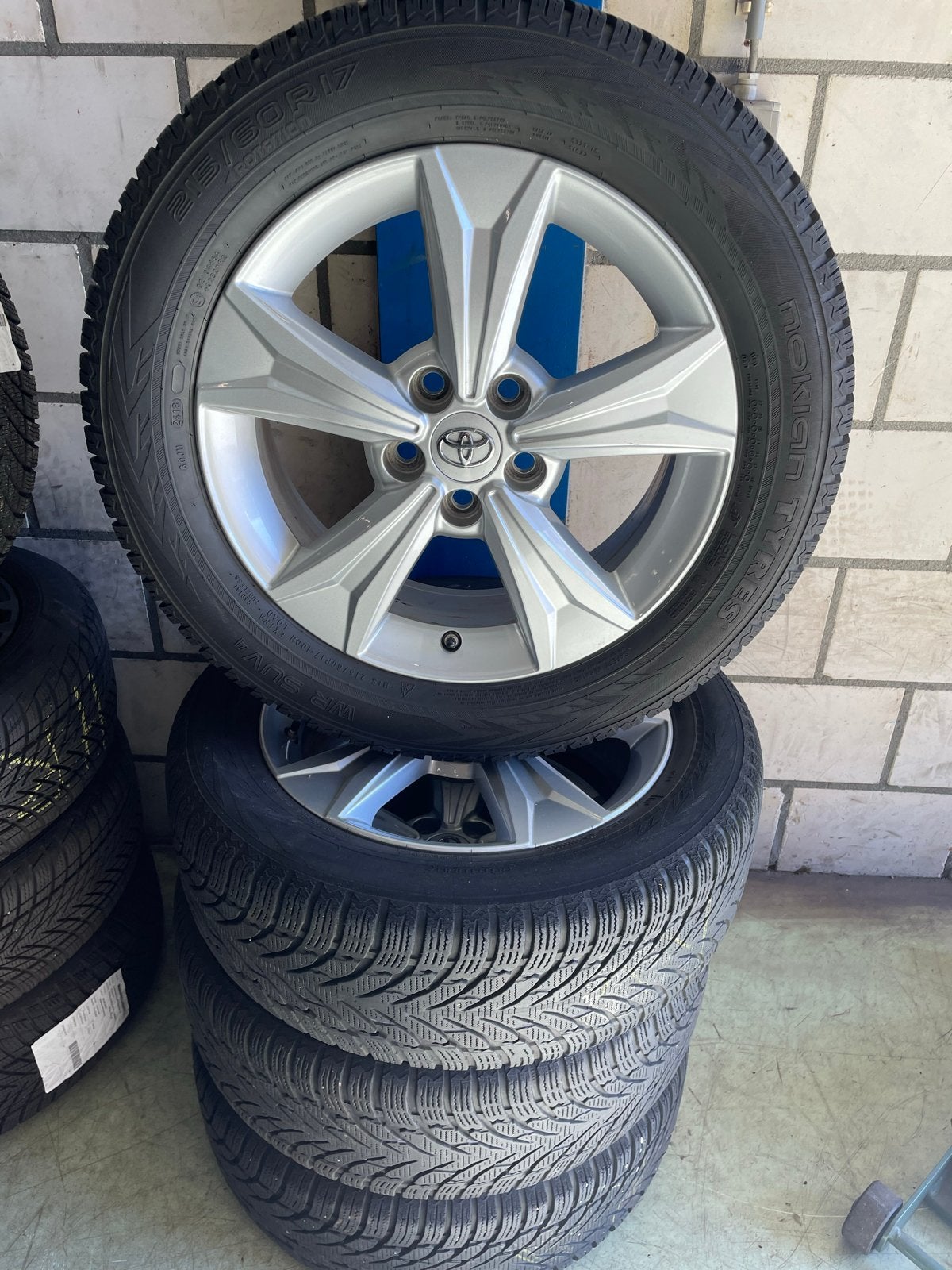 Set 17” lichtmetalen Toyota C-HR velgen + winterbanden, Banden en Velgen, 17 inch, Berkvens, Personenwagen