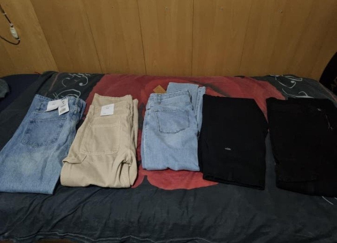 Spijkerbroeken maat 42 2 blauwe 2 zwarte 1 beige bieden, Ophalen of Verzenden, Nieuw, Blauw, W32 (confectie 46) of kleiner
