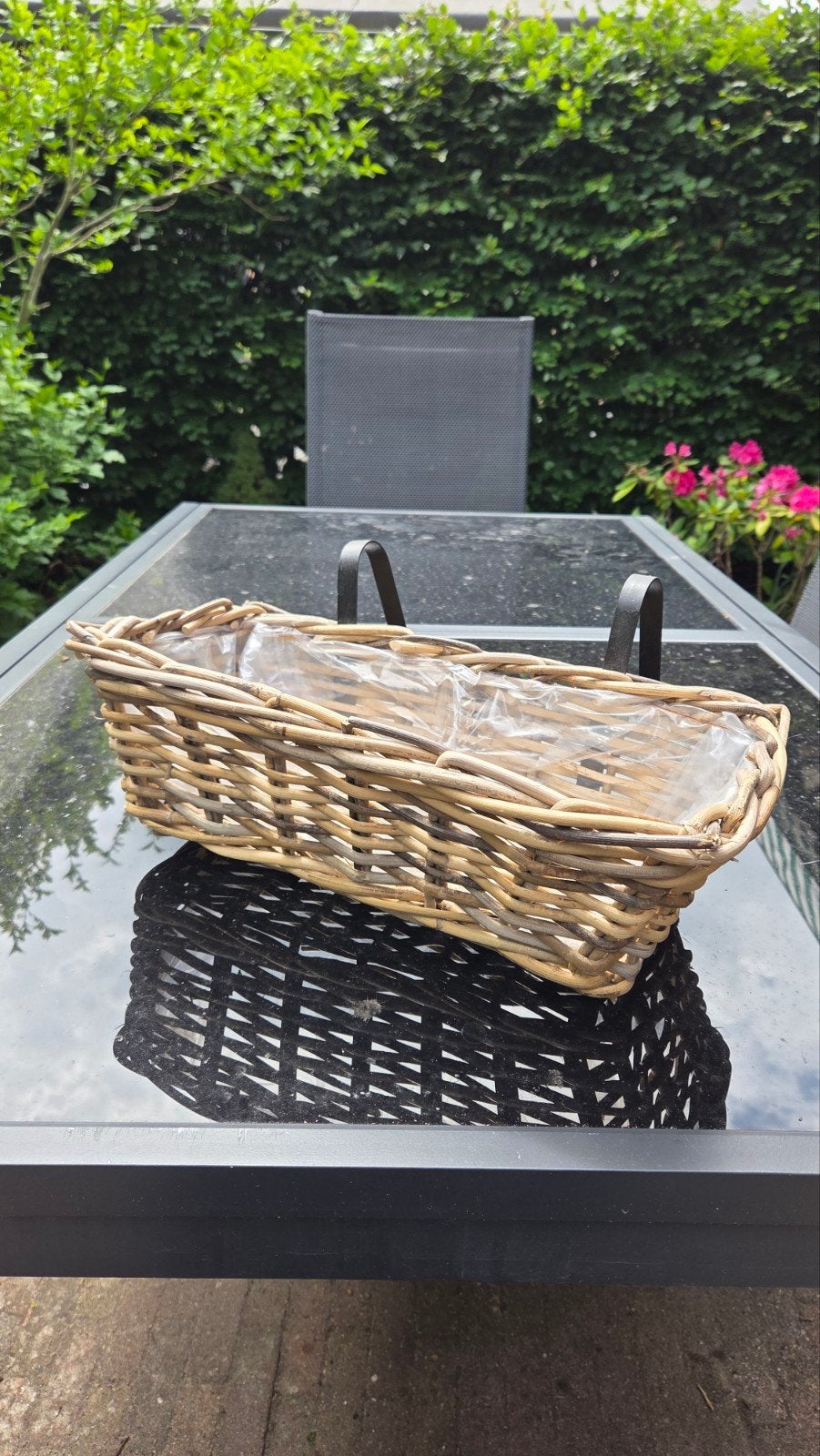 Rotan bloembak met haken voor balkon of tuin, Ophalen, Overige materialen, Gebruikt, Minder dan 30 cm