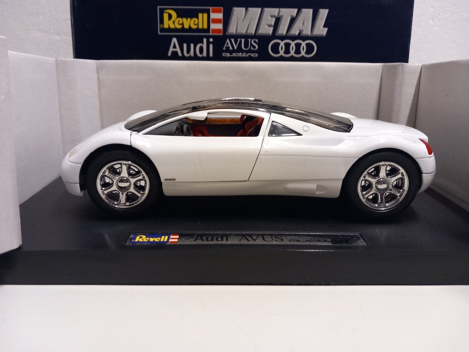 Audi Avus Quattro rare white colour Revell metal 1:18 KRD, Hobby en Vrije tijd, Modelauto's | 1:18, Ophalen of Verzenden, Zo goed als nieuw