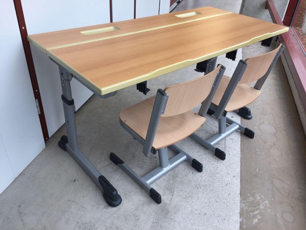 Kleuterbureau voor 2 met 2 stoeltjes - schoolkwaliteit ZGAN, Ophalen, Zo goed als nieuw, Tafel(s) en Stoel(en)