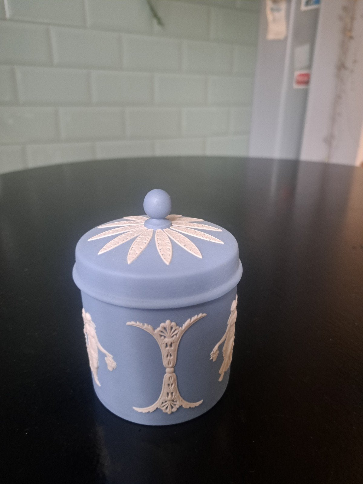 Wedgwood Jasperware Potje - Lichtblauw met Klassieke R, Antiek en Kunst, Ophalen of Verzenden