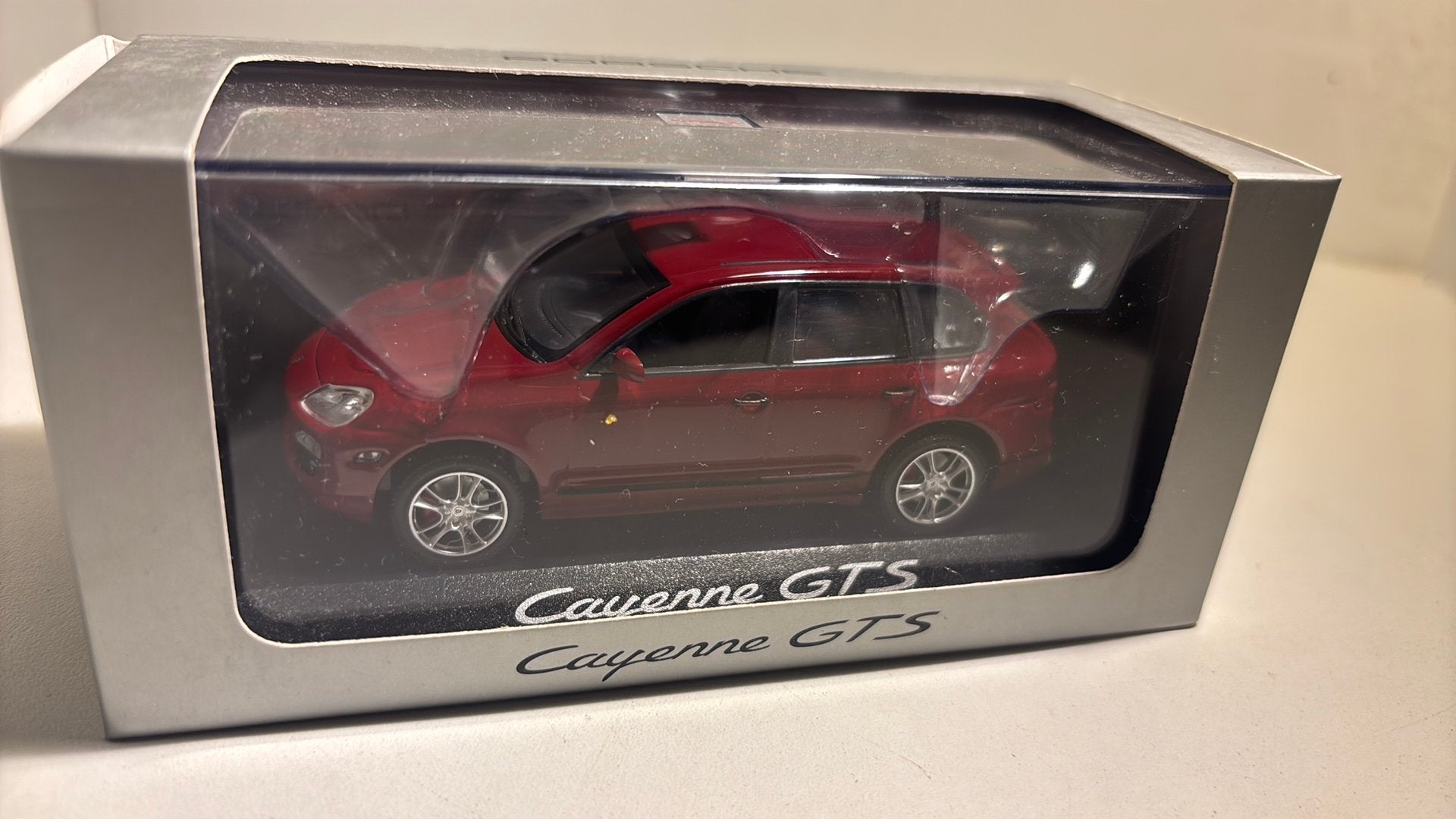 Porsche cayenne gts red minichamps 1.43, Auto, Ophalen of Verzenden, MiniChamps, A