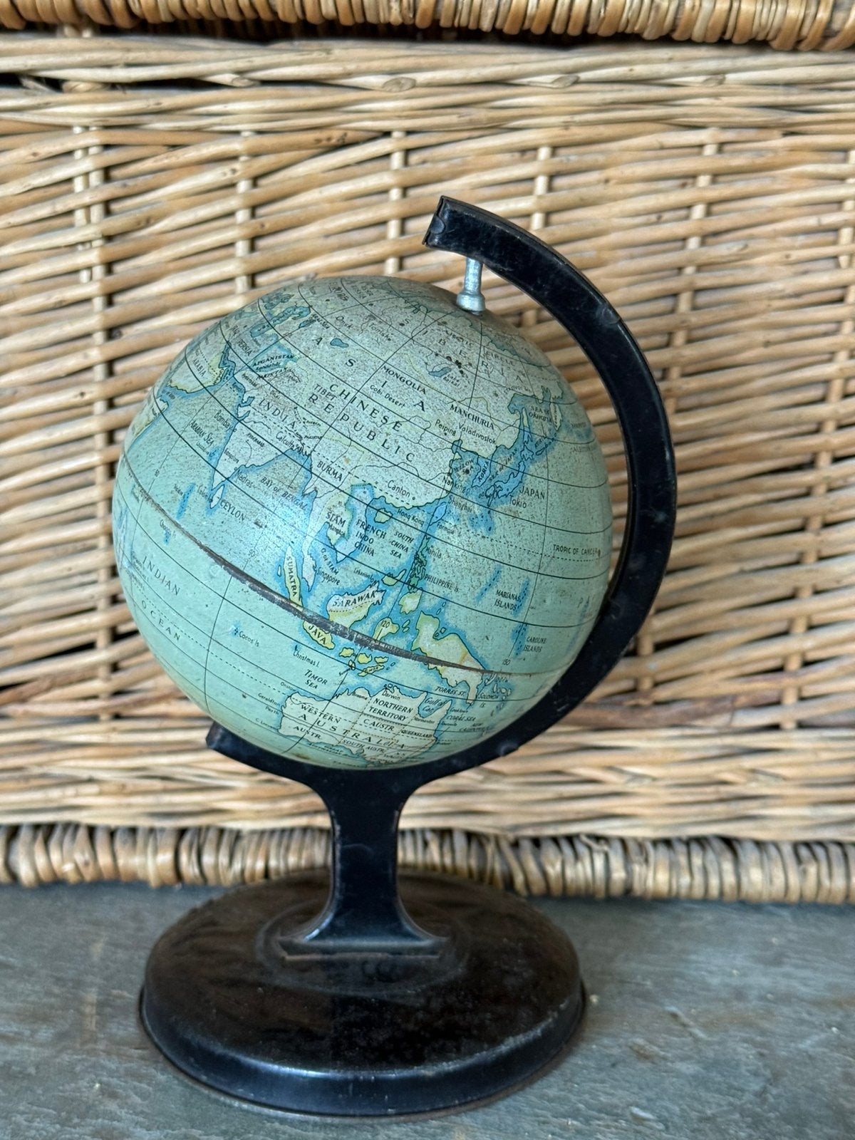Oude blikken globe wereldbol, Gebruikt, Draaibaar, Ophalen of Verzenden, Overige materialen