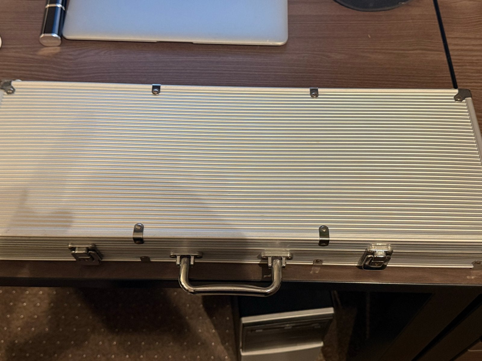 Poker set in aluminium koffer met 500 fiches en kaarten., Drie of vier spelers, Ophalen, Gebruikt