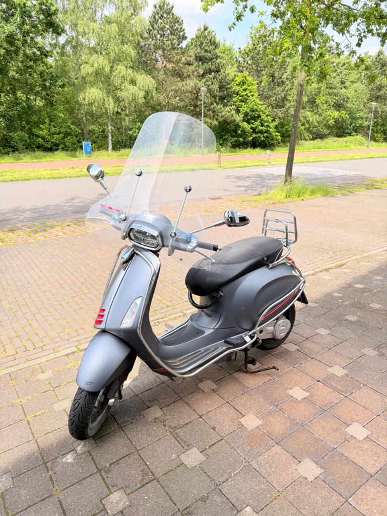 Vespa Sprint 2024 met helmen en deken, Ophalen, Gebruikt, Benzine
