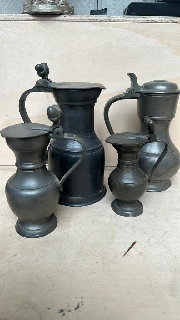 Set van 4 tinnen kannen (Jan Steen & Eikeltjeskannen) – Geme, Verzenden