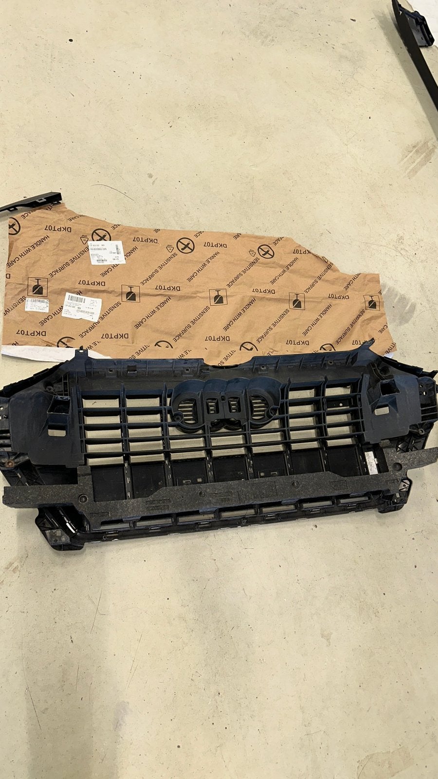 AUDI Q3 F3 83A SLINE GRILL LIJSTING KAPJES LIJST KAP GRIL, Auto-onderdelen, Ophalen, Links, Audi, Bumper