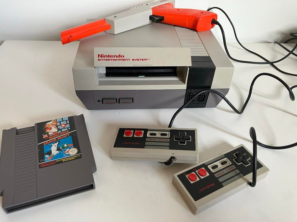 Nintendo NES met zapper en Duck Hunt, Spelcomputers en Games, Spelcomputers | Nintendo NES, Ophalen, Gebruikt, Met 2 controllers