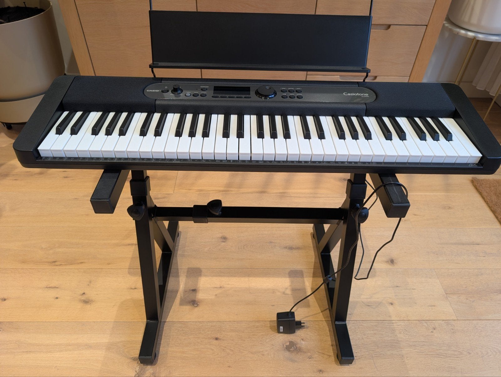 Casio LK-S450 keyboard + standaard + hoes - nette set, Muziek en Instrumenten, Behuizingen en Koffers, Ophalen, Zo goed als nieuw