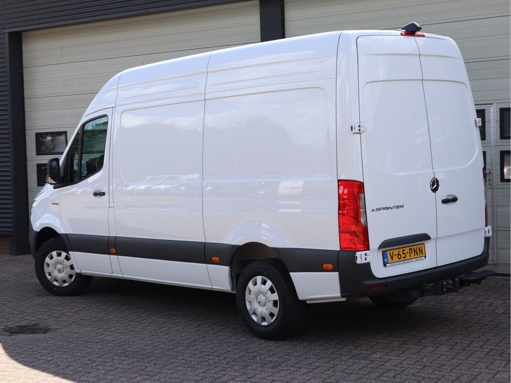 Mercedes-Benz eSprinter 320 81kWh L2H2 - Trekhaak - Cruise -, Auto's, Bestelauto's, Automaat, Gebruikt, Zwart, 2000 kg