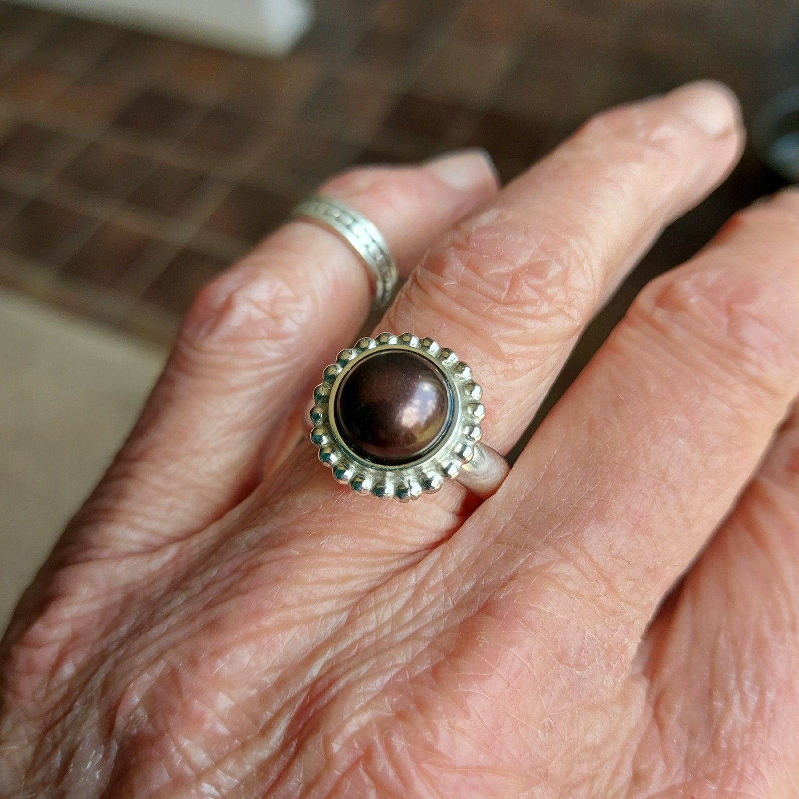 Mooie nieuwe zilveren ring met bruine zoetw parel mt 17+, Bruin, Nieuw, Ophalen of Verzenden, 17 tot 18