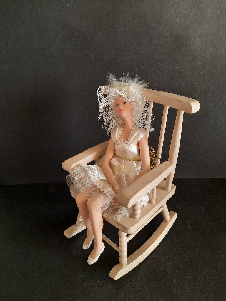 Vintage porseleinen pop in schommelstoel, Niet van toepassing, Niet van toepassing, Ophalen of Verzenden, Zo goed als nieuw