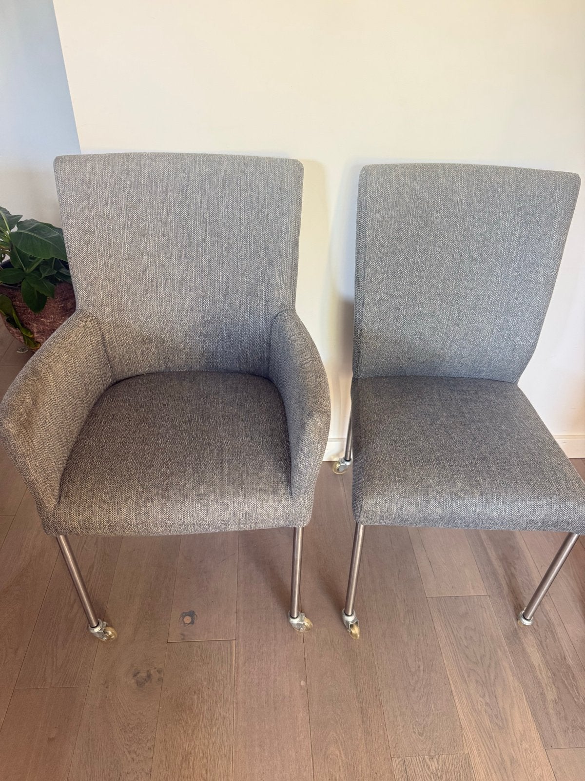 GRATIS! Set van 7 grijze stoelen met zilveren poten, Huis en Inrichting, Ophalen, Gebruikt, Metaal, Grijs