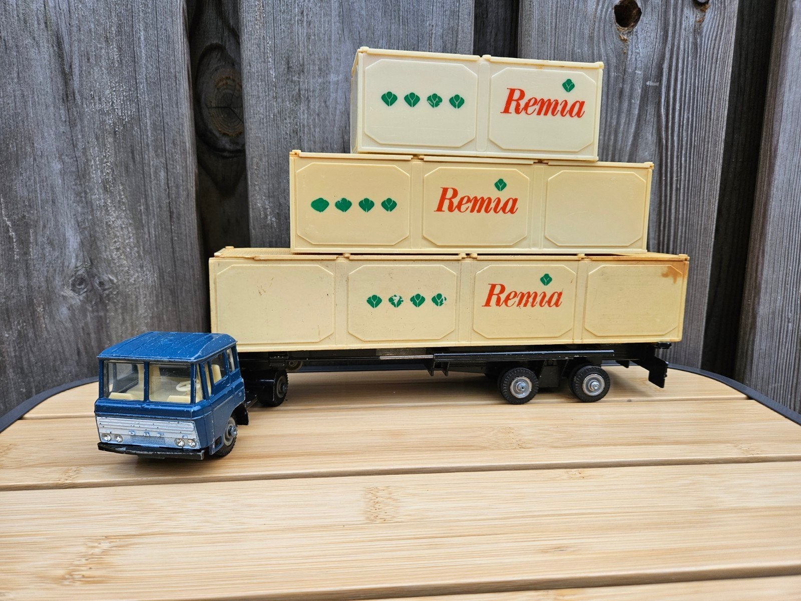 Lioncar Daf 2600 Remia containers 3 verschillende maten 1:50, Ophalen of Verzenden, Gebruikt, Bus of Vrachtwagen, Lion Toys