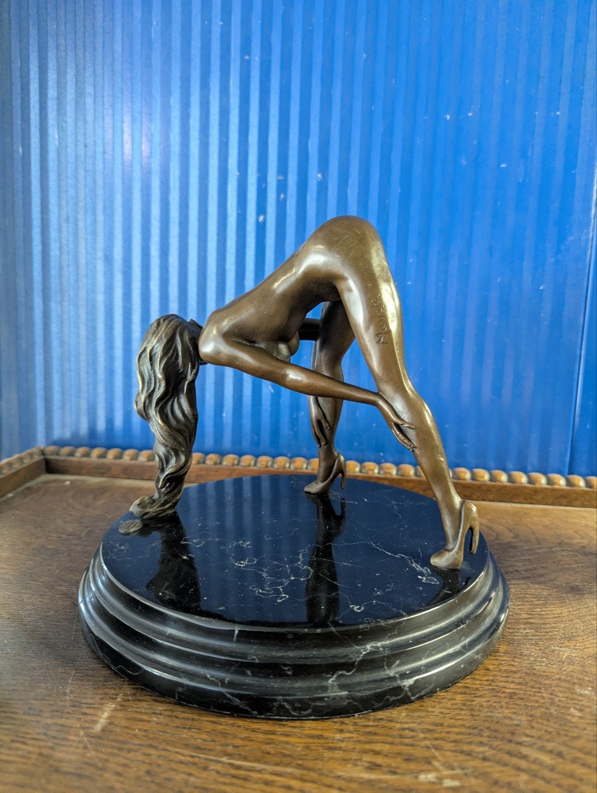 Bronzen beeld van een vrouw op marmeren sokkel, gesigneerd, Antiek en Kunst, Ophalen of Verzenden, Brons, 20 - 50 cm, Beeld