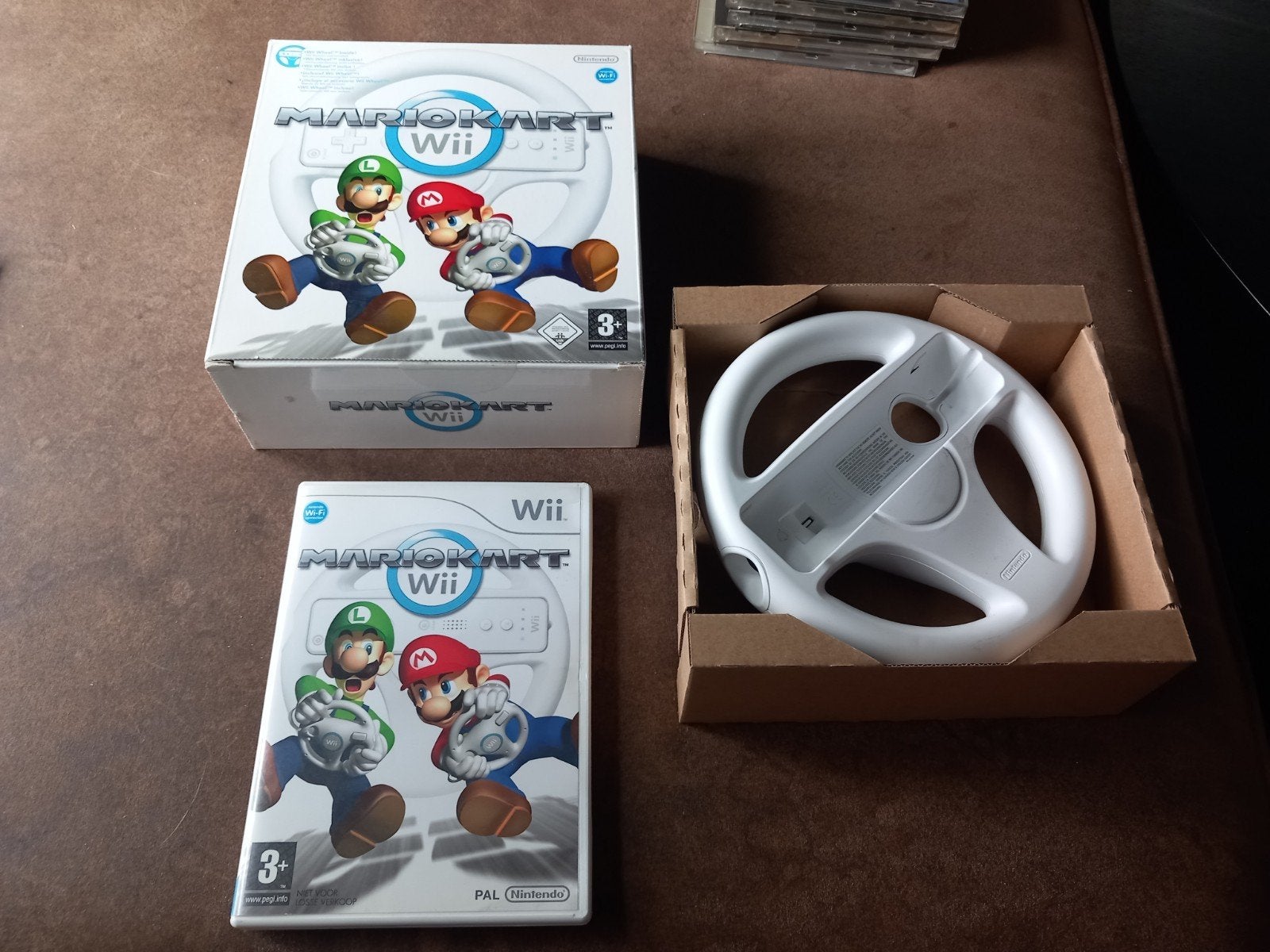 big box Mario Kart Wii met stuur en spel, Spelcomputers en Games, Nintendo, Gebruikt, Info@nintendo.de, Nintendo of Europe GmbH, Goldsteinstrasse 235, 60528 Frankfurt am Main, Duitsland
