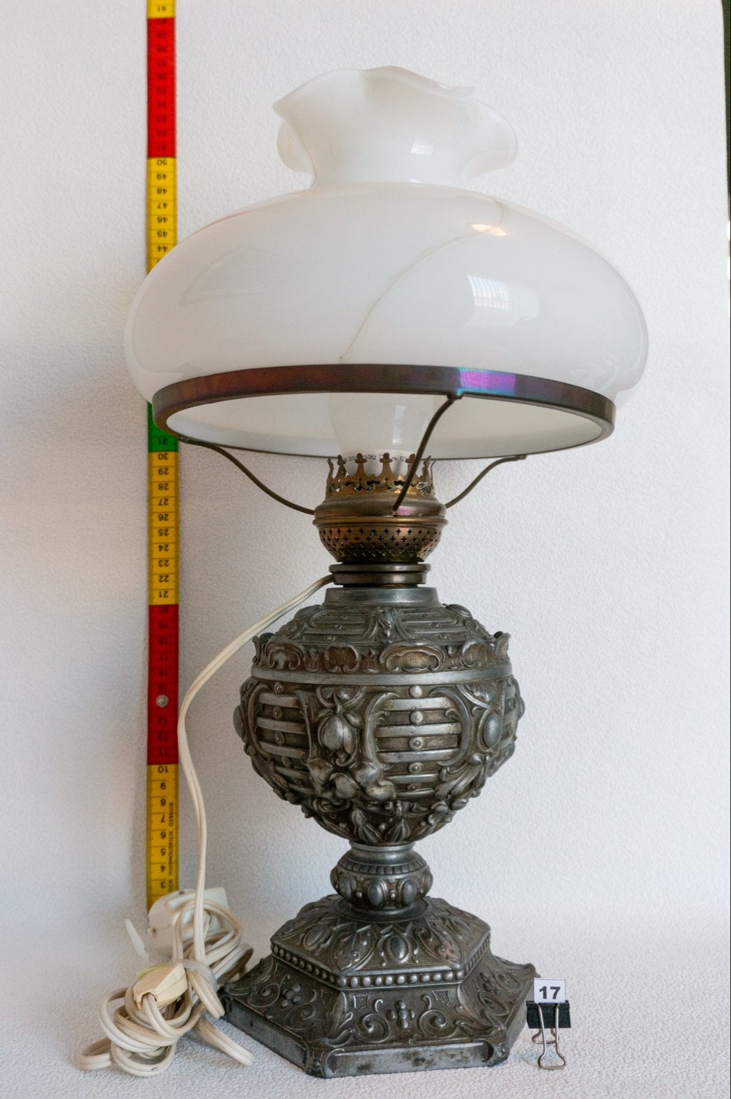 Antieke olielamp met gedetailleerde metalen voet, Ophalen