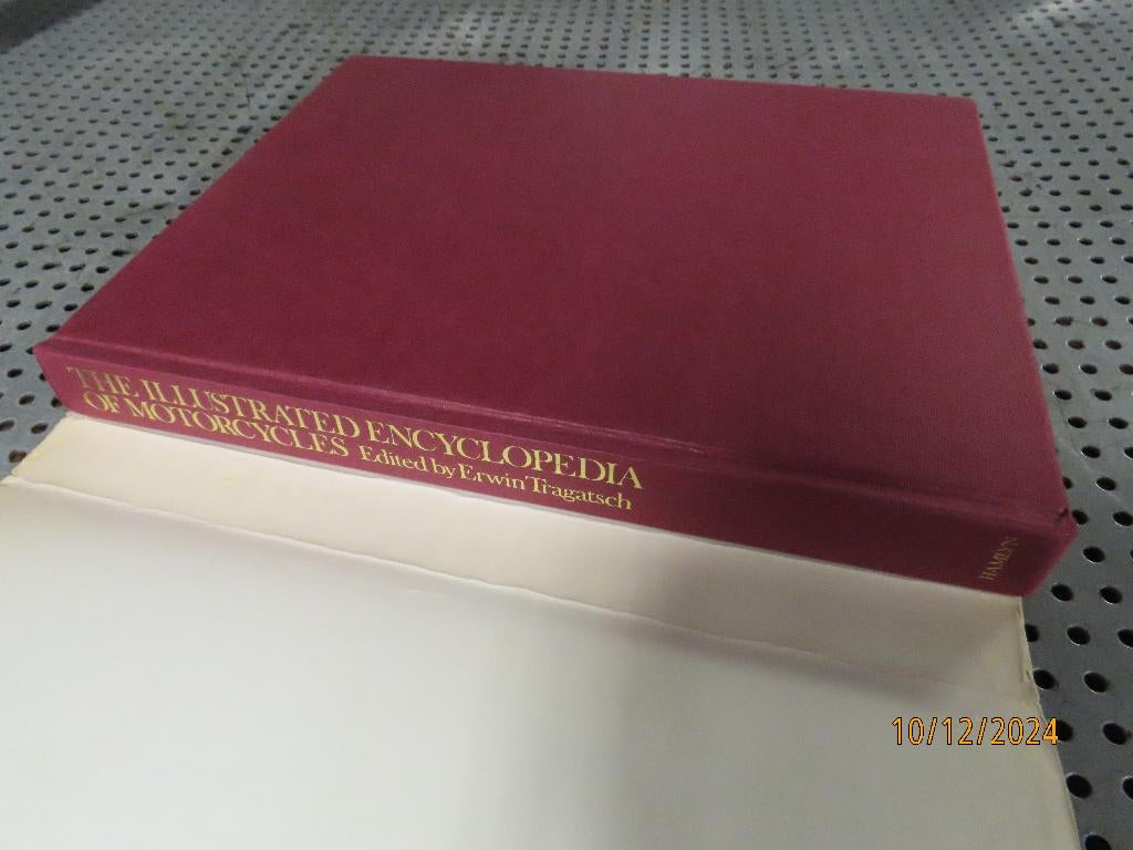Motorcycle encyclopedia 1977 motorboek hardcover, Ophalen of Verzenden, Gelezen, Diverse auteurs, Merk of Model
