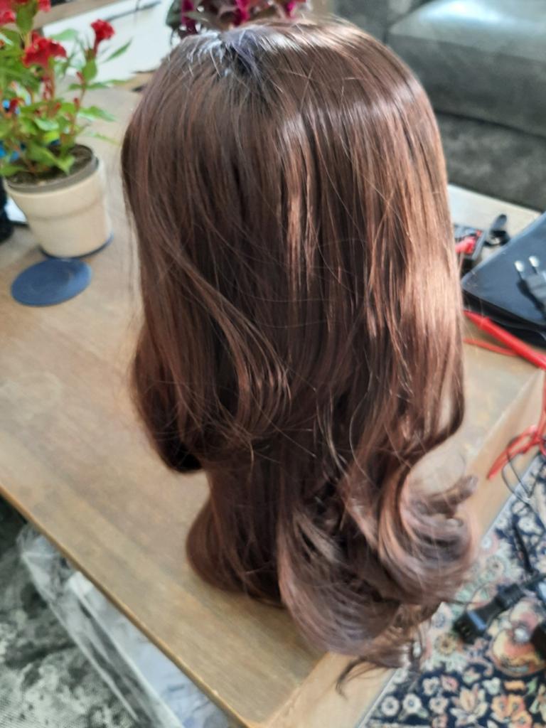 Bruine pruik met golvend haar ni, Ophalen of Verzenden, Zo goed als nieuw, Pruik of Haarverlenging