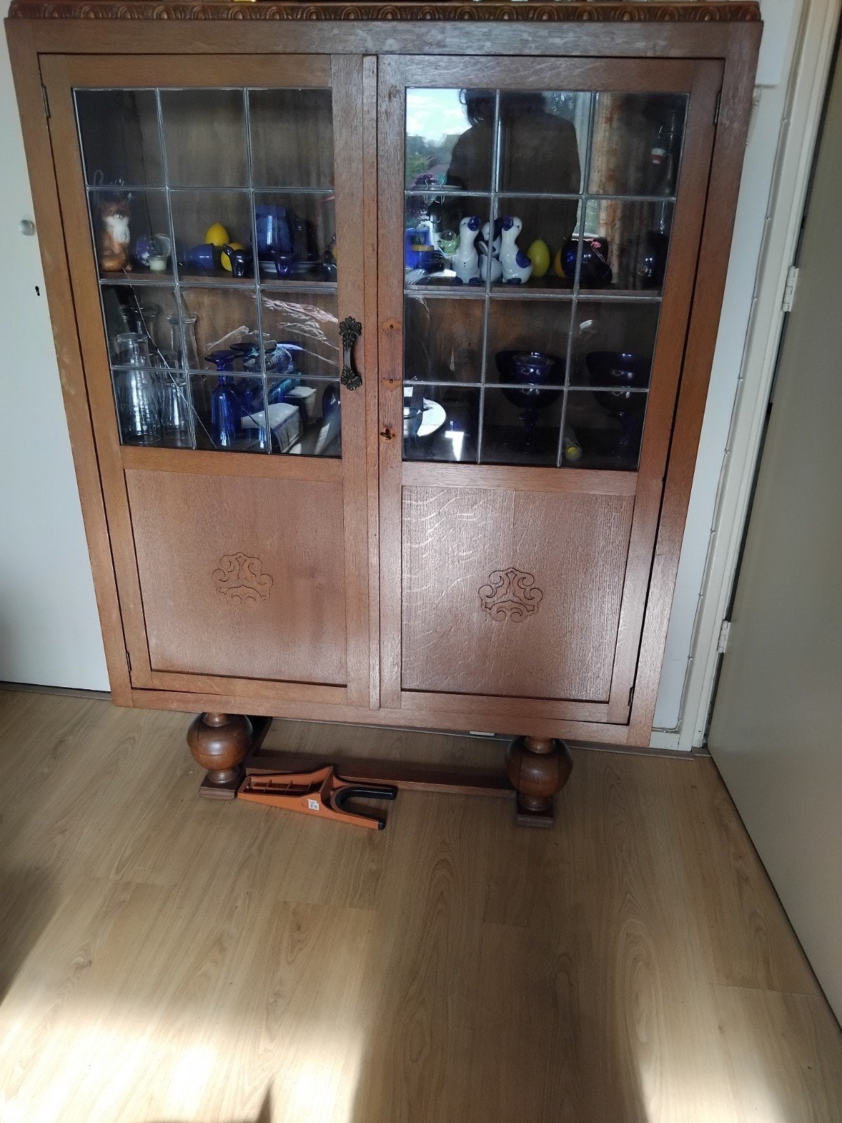 Antieke vitrinekast met glas-in-lood deuren, Antiek en Kunst, Ophalen