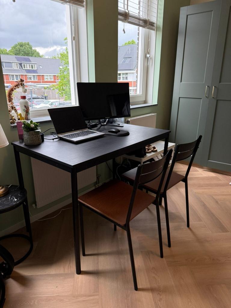 Zwarte tafel/bureau met twee stoelen - Ideaal voor student, Ophalen, Zwart, Gebruikt, Spaanplaat of MDF