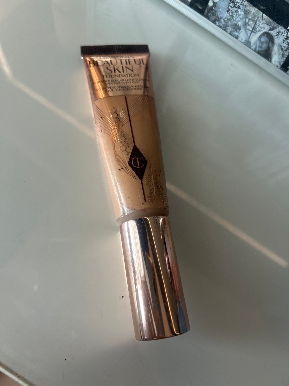 Charlotte Tilbury Beautiful Skin Foundation 4 Neutral, Sieraden, Tassen en Uiterlijk, Gebruikt, Gehele gezicht, Beige, Ophalen of Verzenden