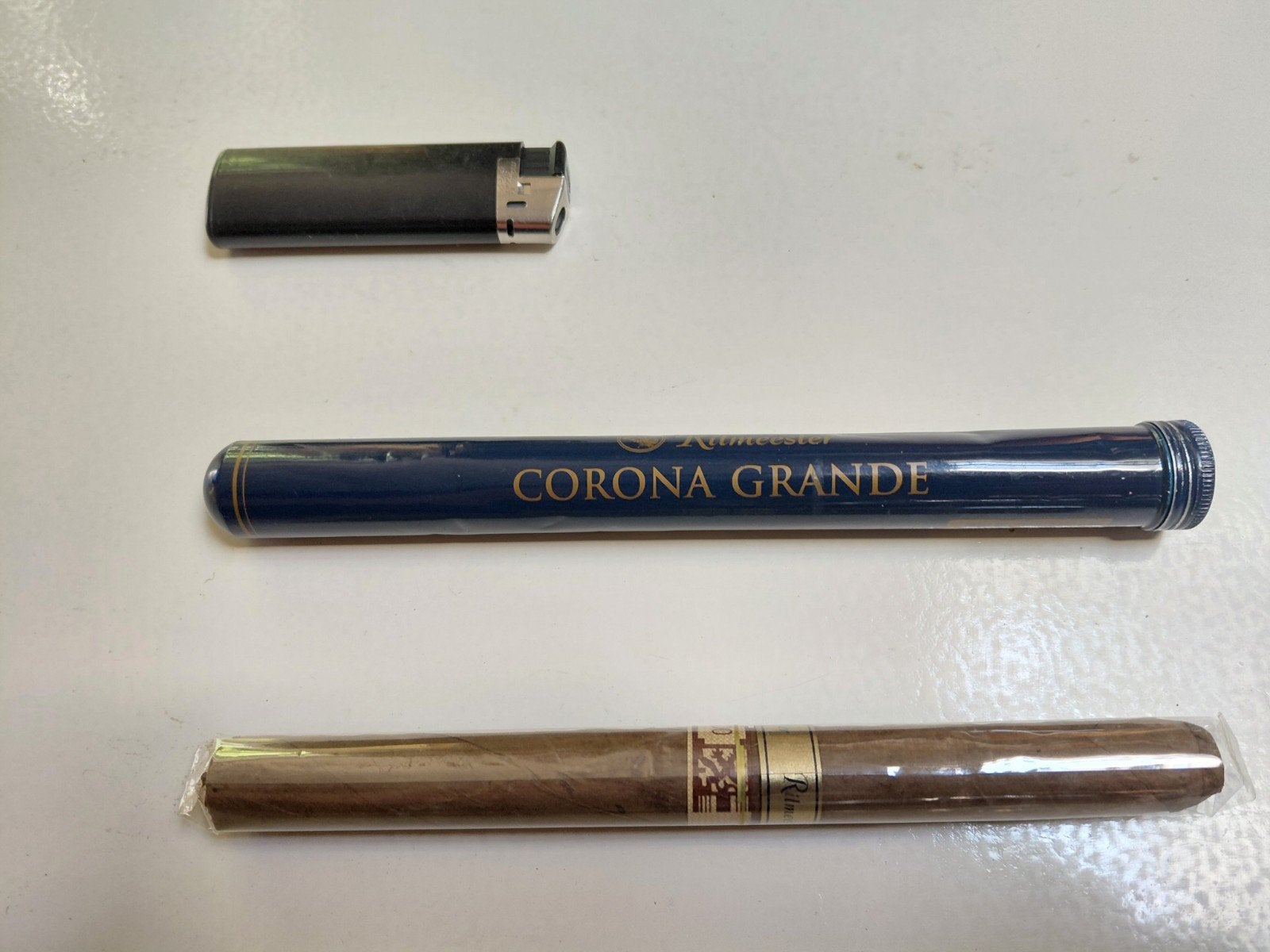 Oude sigaar in sigarenkoker Ritmeester Corona Grande, Verzamelen, Rookartikelen, Aanstekers en Luciferdoosjes, Ophalen of Verzenden