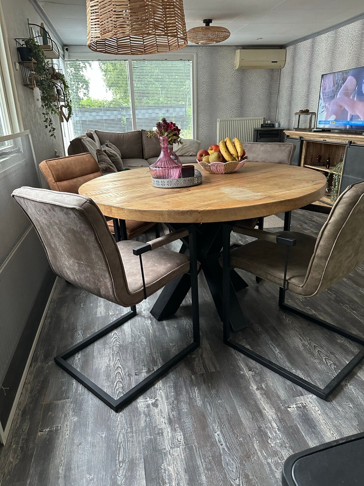 Complete mangohouten eethoek (Ø 130 cm) + 4 luxe armstoelen, Ophalen, Gebruikt, 100 tot 150 cm, Rond