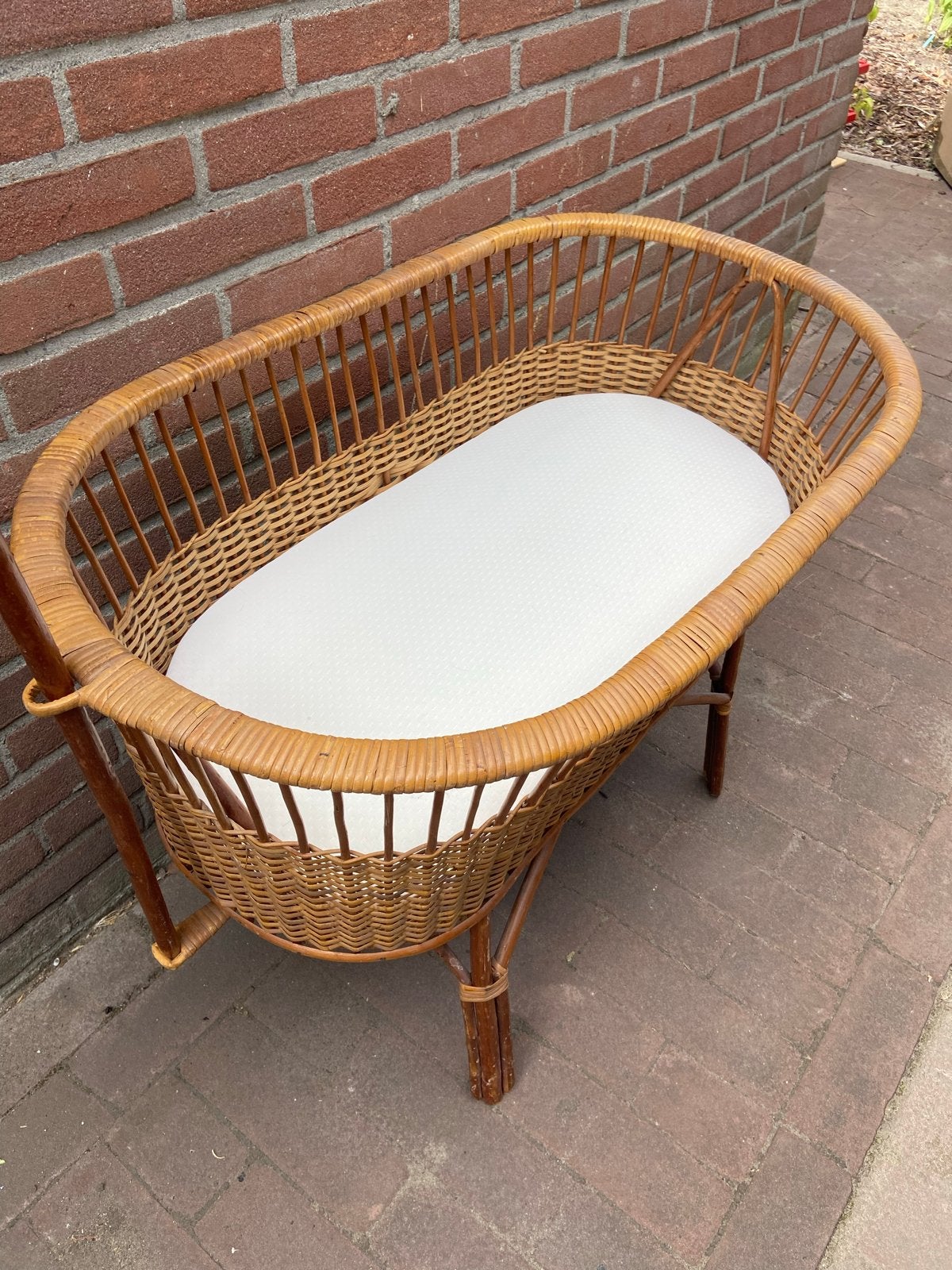 Vintage rotan wieg met nieuw matrasje, Kinderen en Baby's, Babywiegjes en Ledikanten, Ophalen of Verzenden, Gebruikt, Wieg