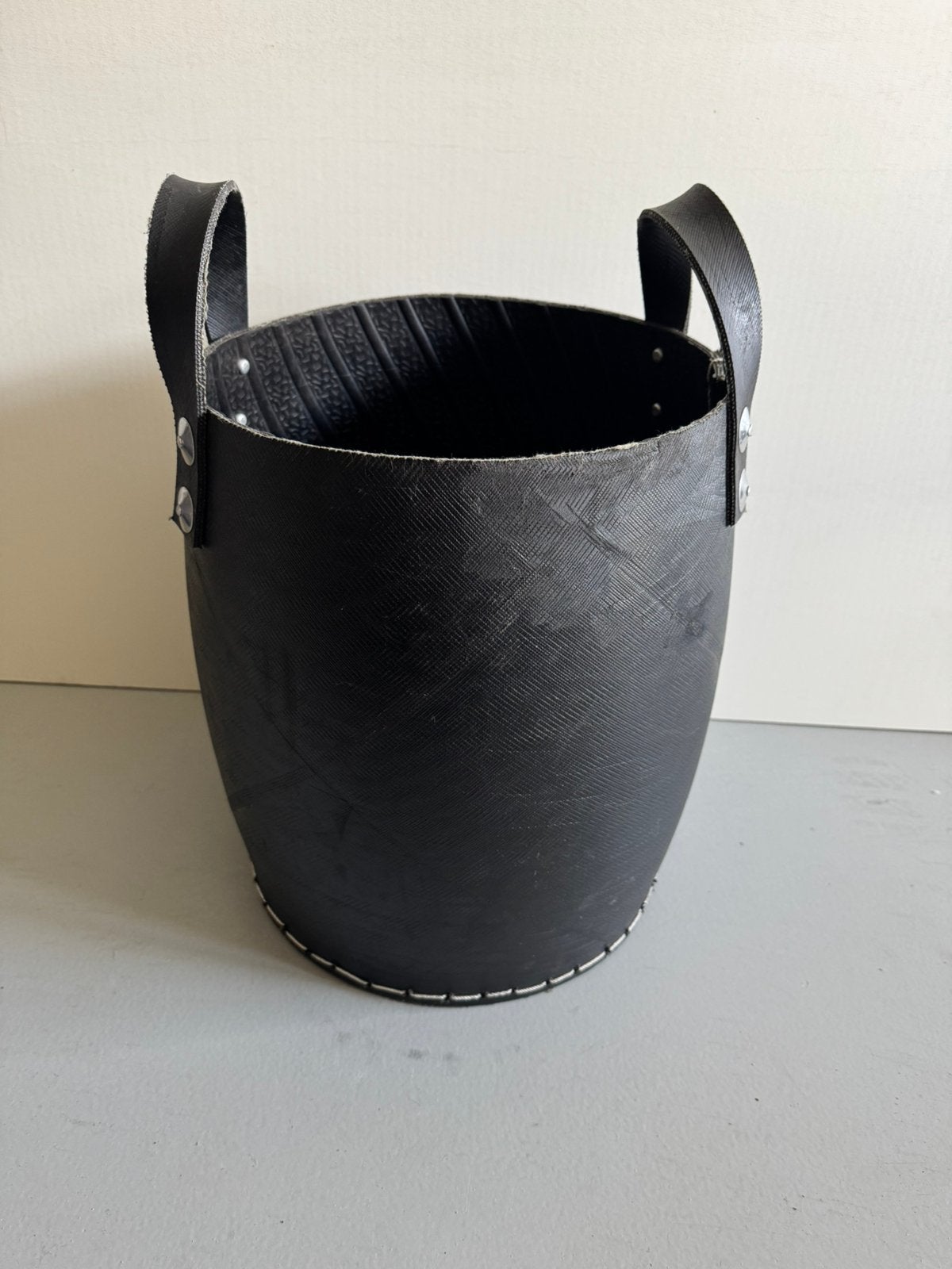 Mand zwart, Huis en Inrichting, Woonaccessoires | Schalen en Manden, Ophalen, Zo goed als nieuw, Rond, Overige materialen