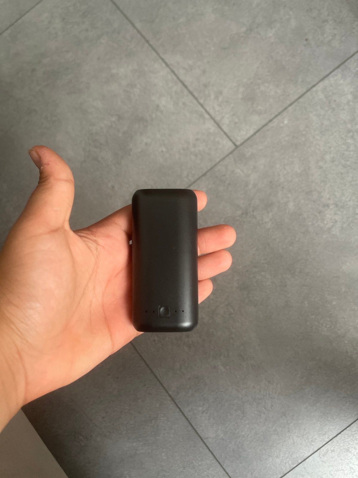 Compacte zwarte powerbank, Telecommunicatie, Powerbanks, Ophalen of Verzenden, Gebruikt