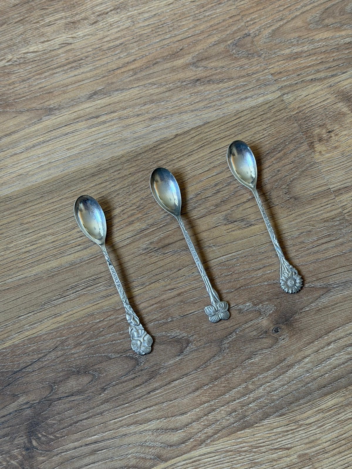 Drie verzilverde Douwe Egberts bloemen theelepels, Ophalen of Verzenden
