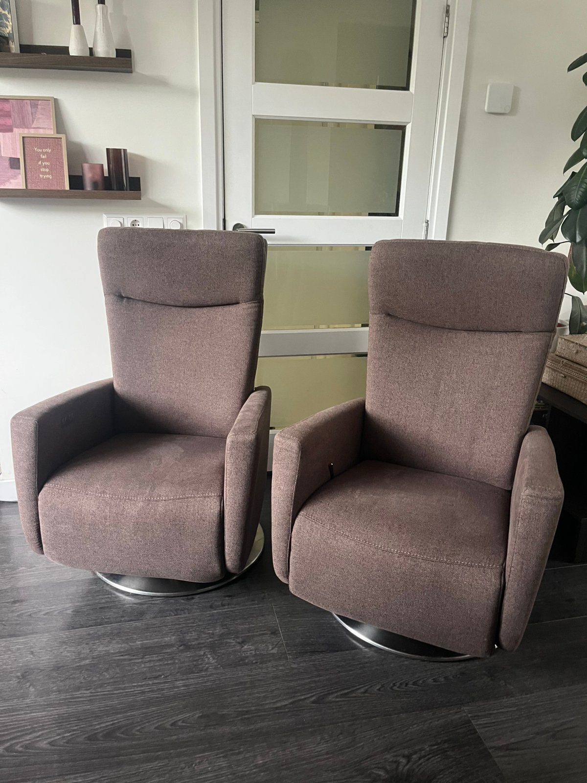 Setje 2 Prominent Relaxfauteuils 1 Sta op Stof Bruin Taupe M, Ophalen, Minder dan 75 cm, Zo goed als nieuw, Stof