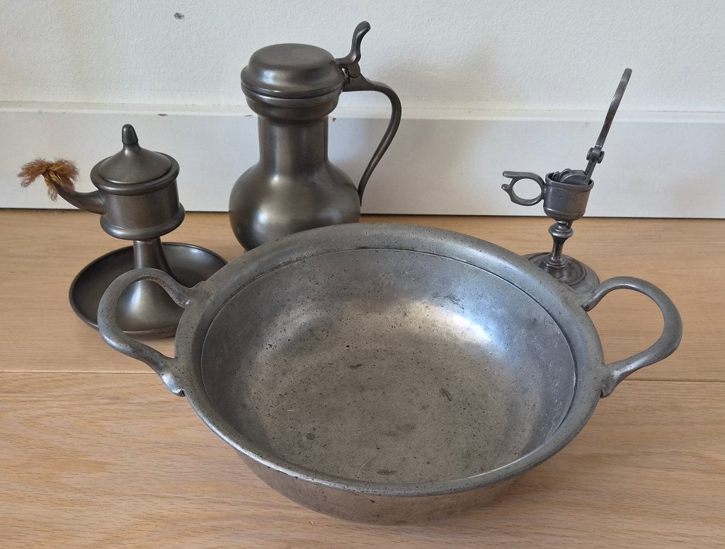 Antieke tinnen voorwerpen: olielampen, kan en kom, Antiek en Kunst, Antiek | Tin, Ophalen of Verzenden