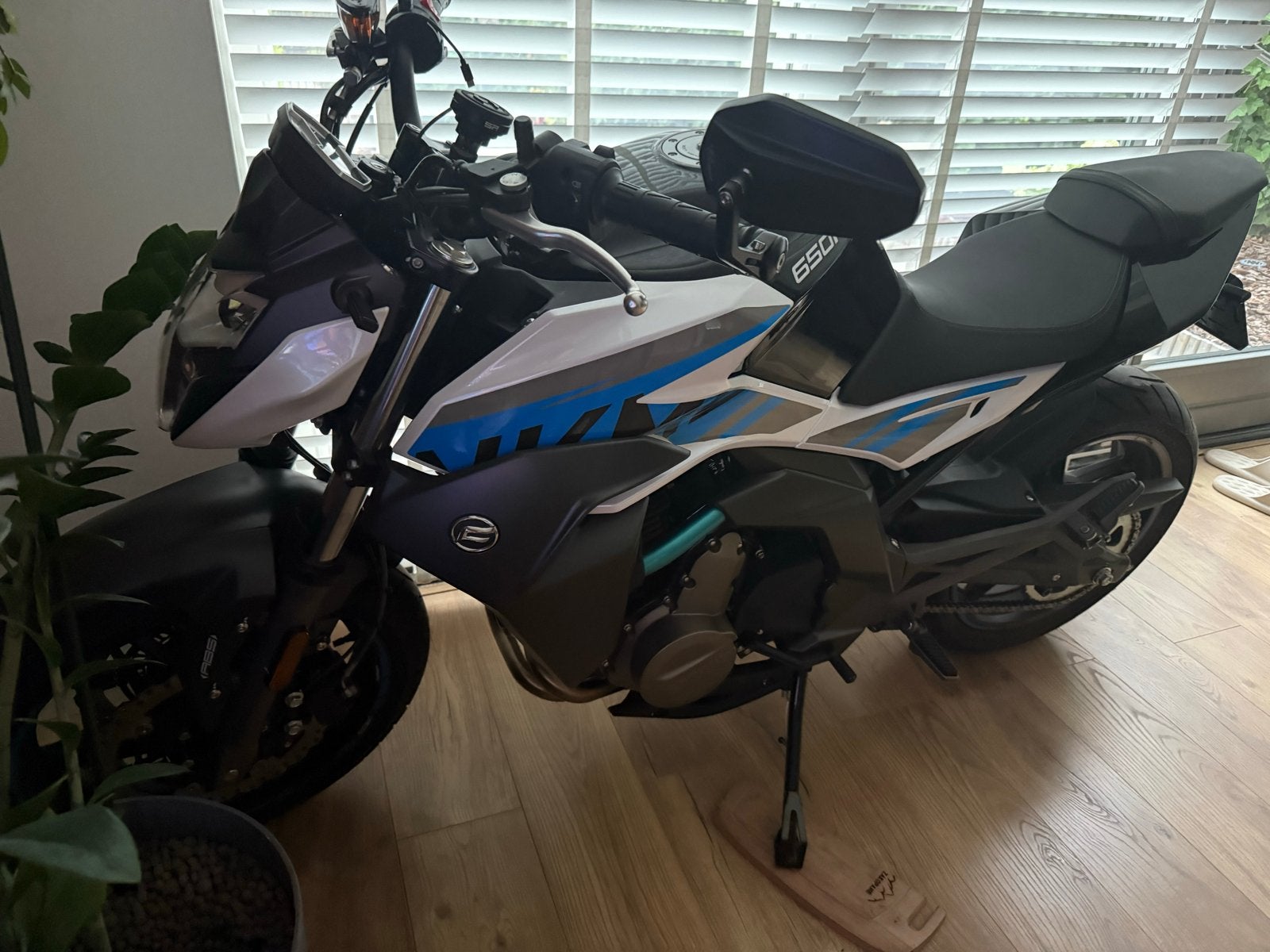 CFMOTO 650NK Naked Bike - Zwart/Wit/Blauw, Motoren, Motoren | Overige merken, 2 cilinders, Gebruikt, Particulier, Meer dan 35 kW