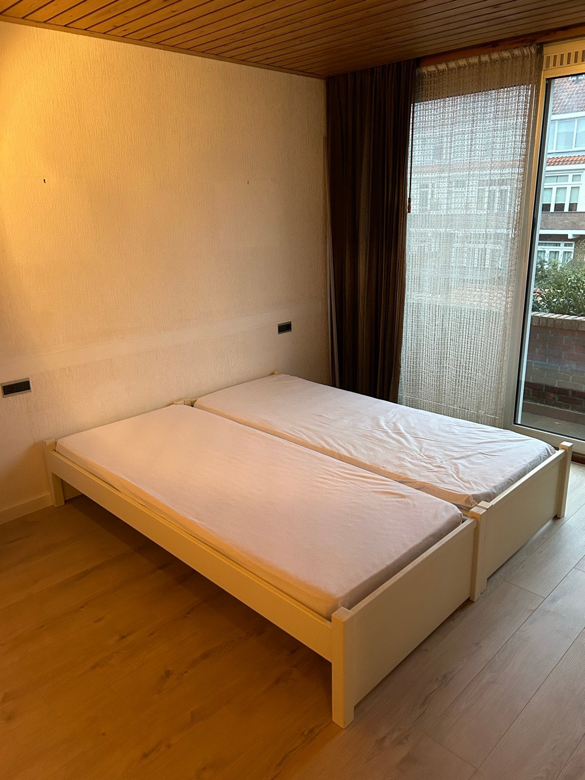 Gratis twee eenpersoonsbedden 220 cm lang met lattenbodems, Ophalen, Gebruikt, Eenpersoons, Wit