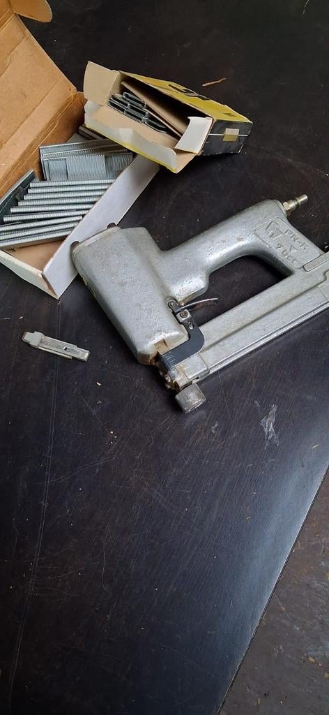 Haubold-Airfix tacker op lucht met nieten, Ophalen