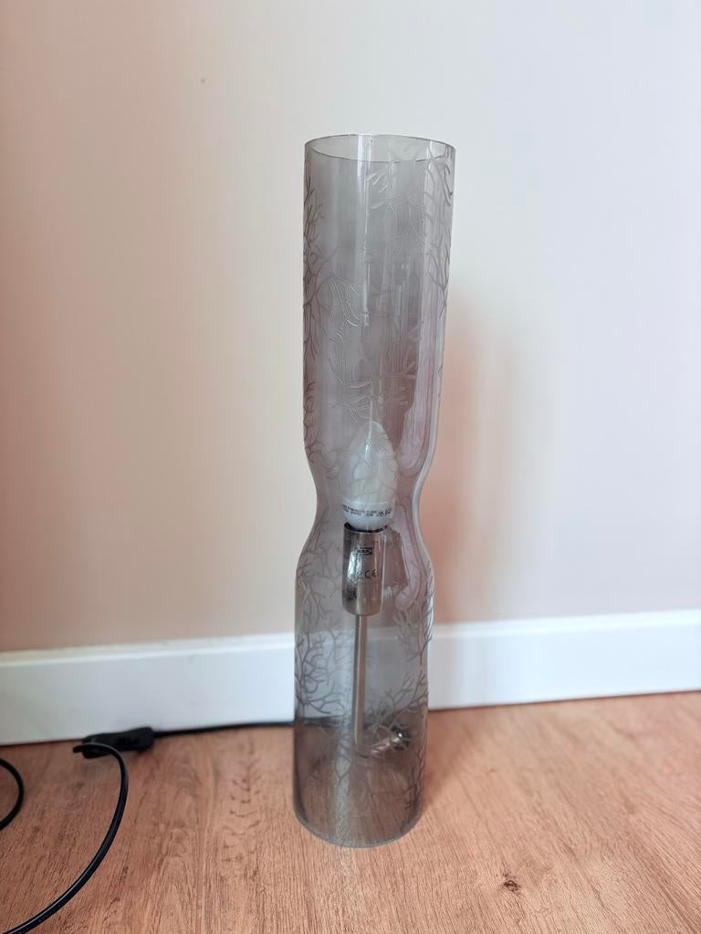 IKEA (nacht)lamp met lichtbron, zwart/grijs glas, Huis en Inrichting, Lampen | Tafellampen, Gebruikt, Glas, Ophalen