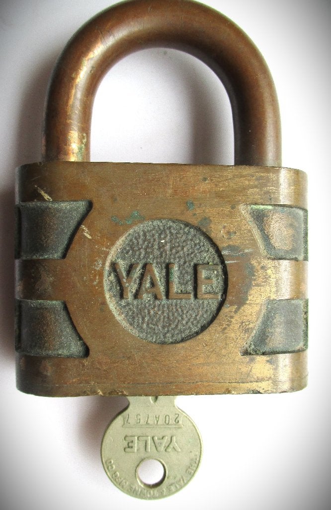 Slot~Antiek Yale Hangslot met sleutel~Brons~ca 1930, Ophalen of Verzenden