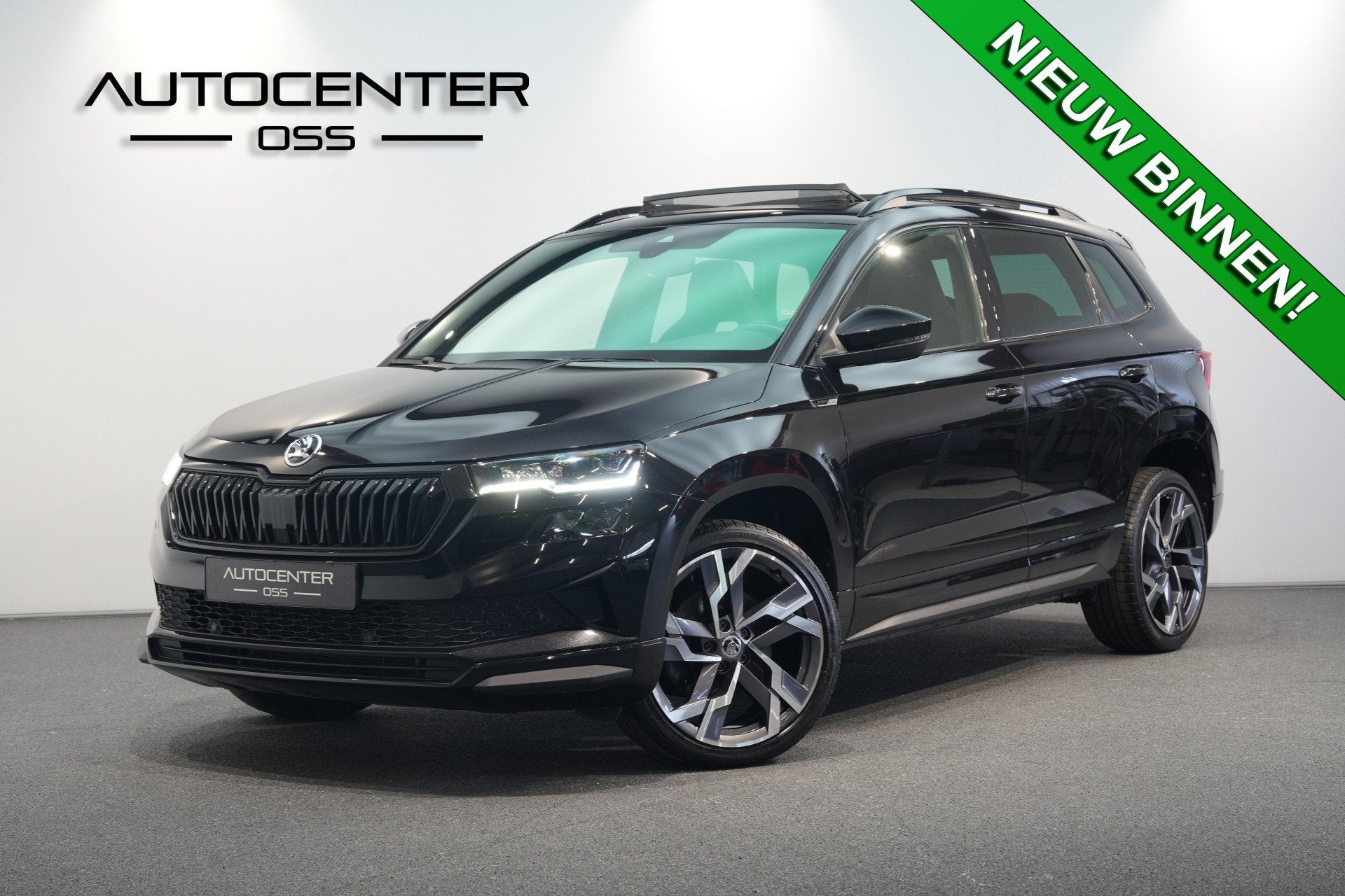 Skoda Karoq 1.5 TSI ACT Sportline ✅ FACELIFT ✅ PANO ✅, Auto's, 12 maanden, Stof, 4 cilinders, Zwart