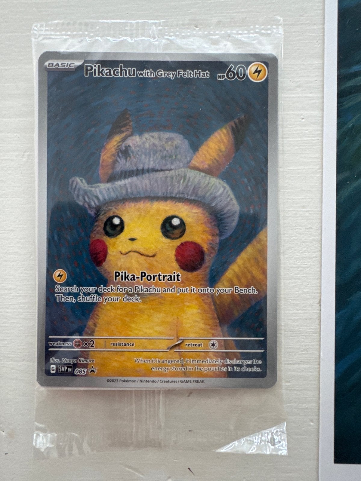 Pikachu met Grijze Vilthoed Pokémon Kaart (SVP 085), Ophalen of Verzenden, Zo goed als nieuw, Losse kaart