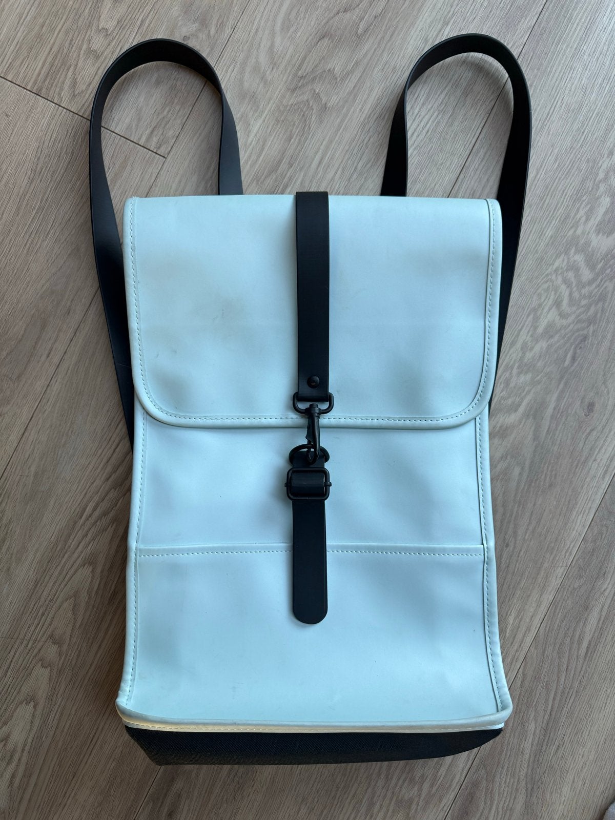 Stijlvolle Rains rugzak - Lichtblauw, waterdicht, Sieraden, Tassen en Uiterlijk, Tassen | Rugtassen, Gebruikt, 25 tot 40 cm, Ophalen of Verzenden