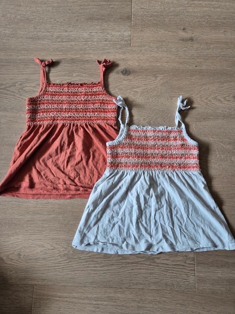 2 topjes maat 128, Ophalen of Verzenden, Gebruikt, Meisje, Shirt of Longsleeve