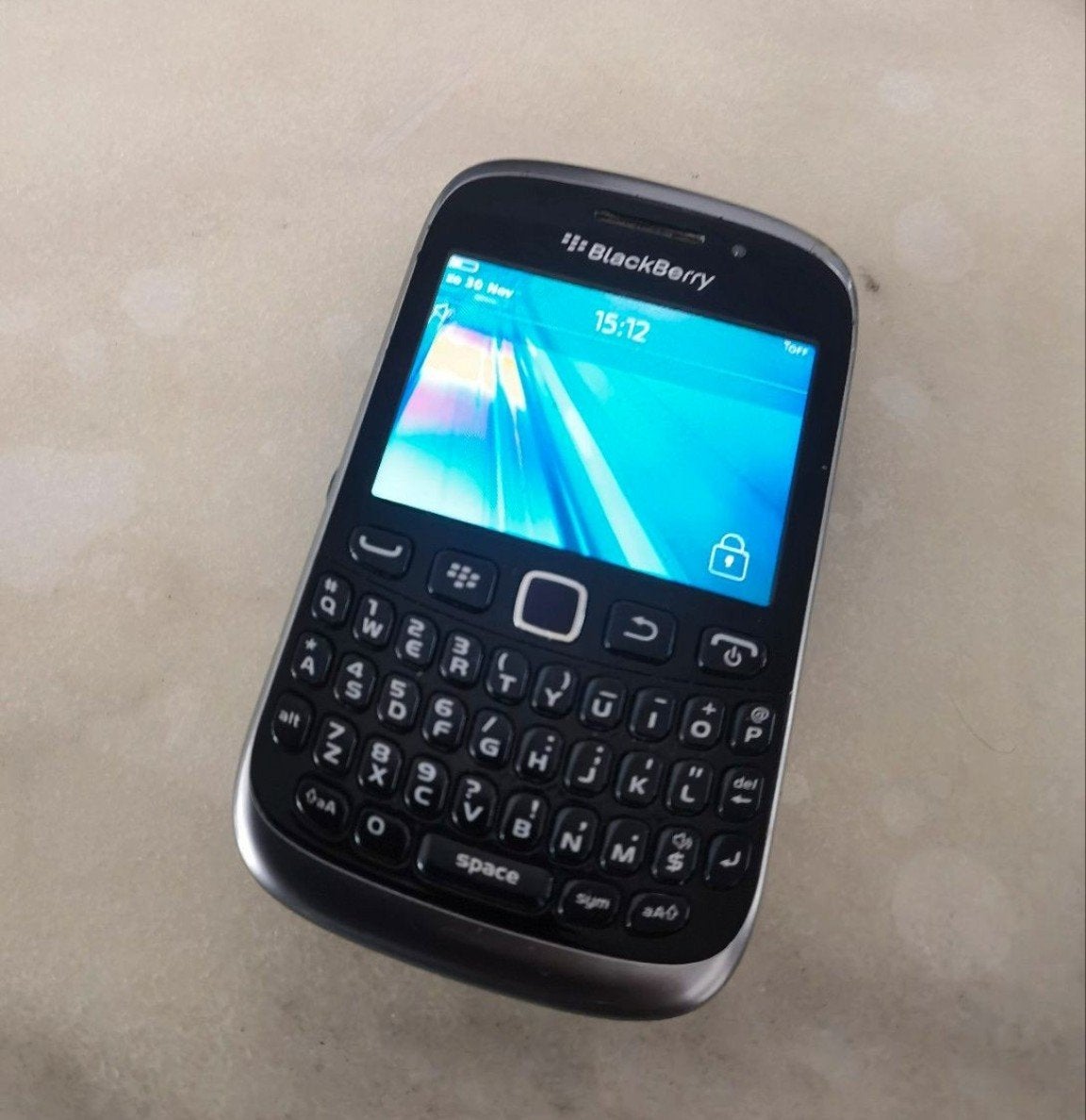 Goedwerkende blackberry curve 9320 black edition met fysiek, Ophalen of Verzenden, Zo goed als nieuw