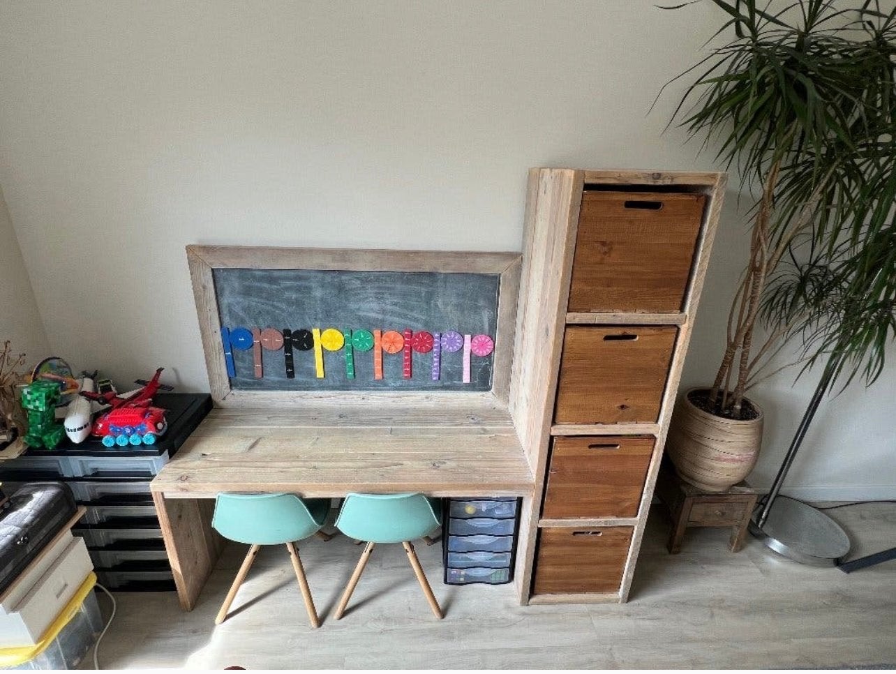 Stevig houten kinderbureau met opbergkast en krijtbord, Ophalen, Opbergruimte, 160 cm, Gebruikt