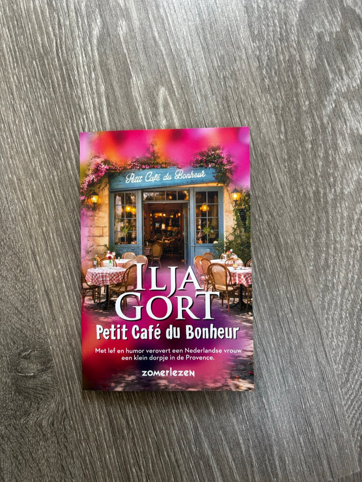 Ilja Gort - Petit Café du Bonheur, Ophalen of Verzenden, Nieuw, Nederland